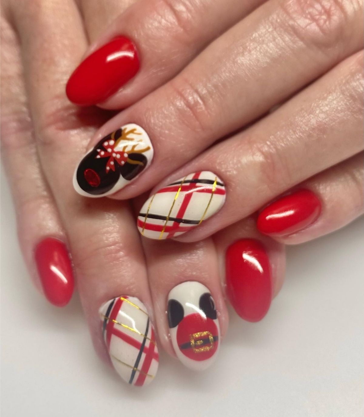 Minnie Reindeer Nails

