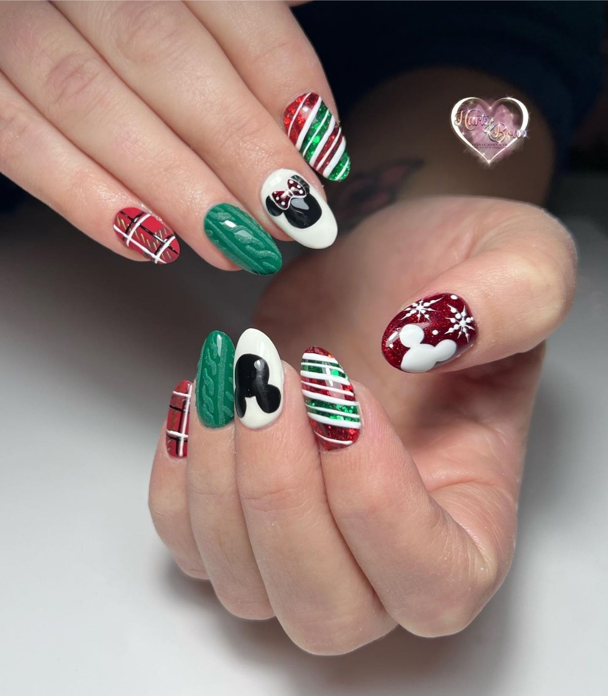 Round Mickey and Minnie Christmas Nails

