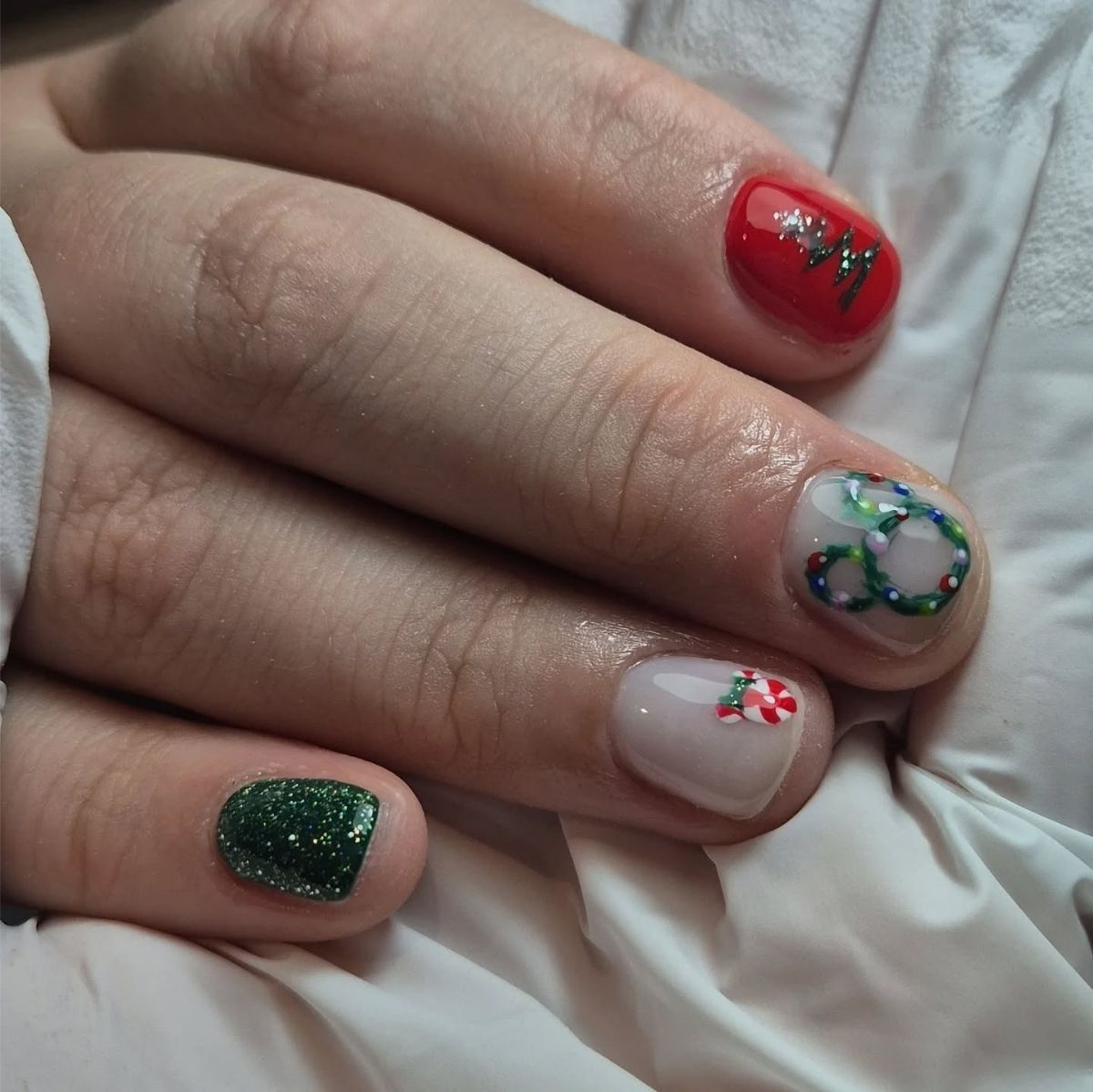 Short Mickey Wreath Nails

