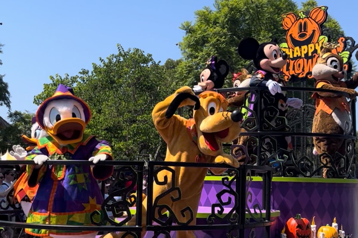 Mickey and Friends Halloween Cavalcade