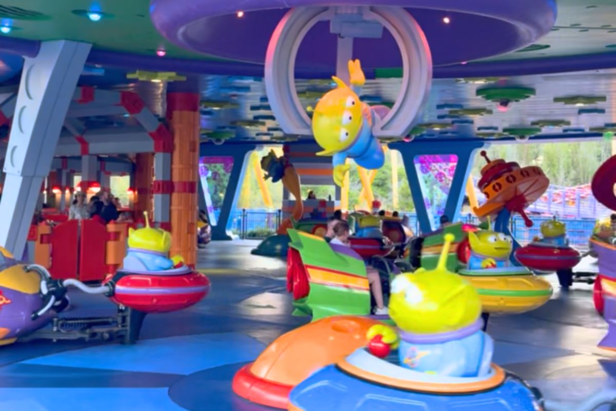 alien swirling saucers ride
