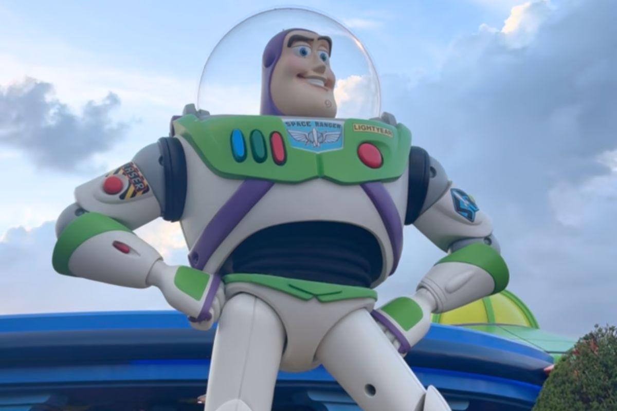 buzz lightyear toy story land