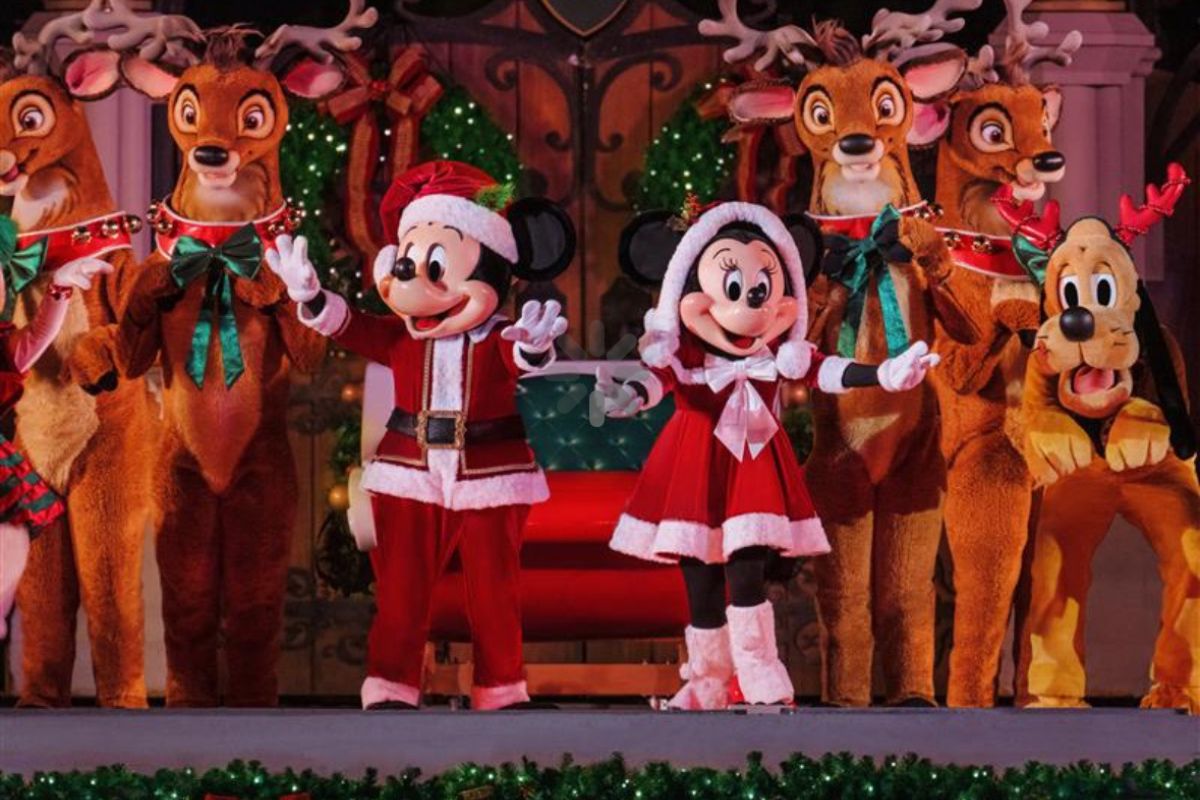 mickeys very merry christmas party mickey and minnie
